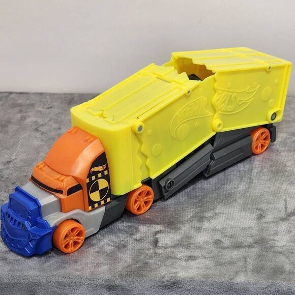 Hot Wheels Crashin' Rig Yellow 2011 Mattel W4657 - Picture 3 of 8
